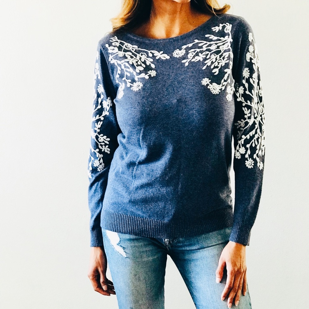 NWT Embroidered Pullover sweatshirt size Medium